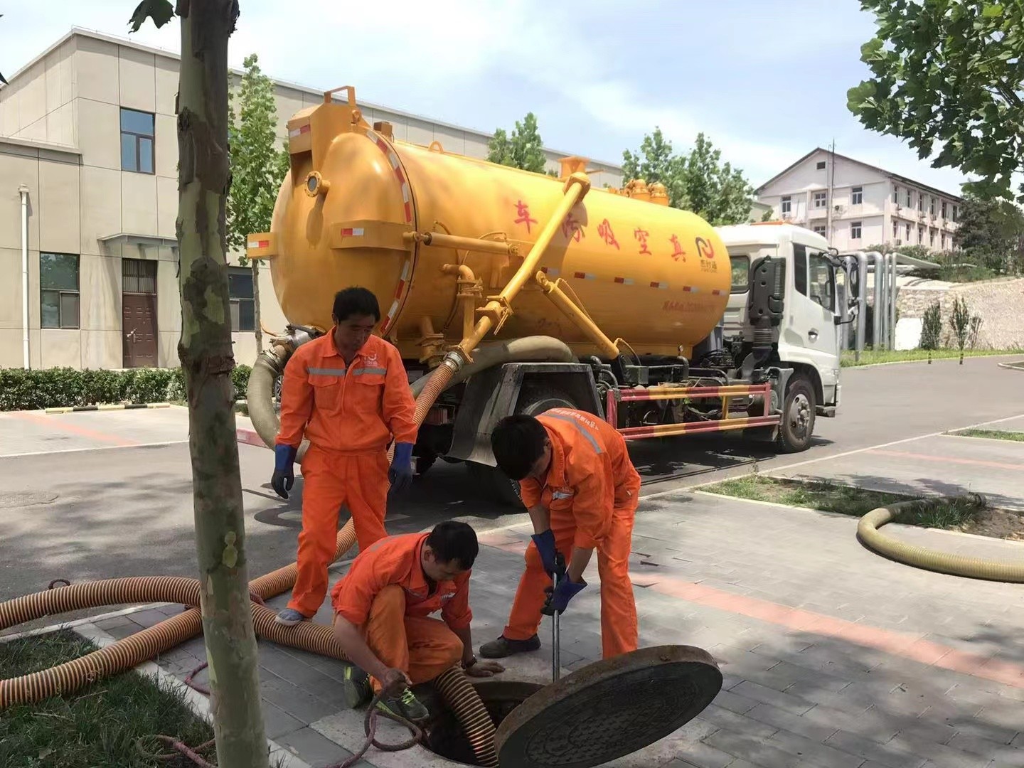 雁江管道疏通车停在窨井附近