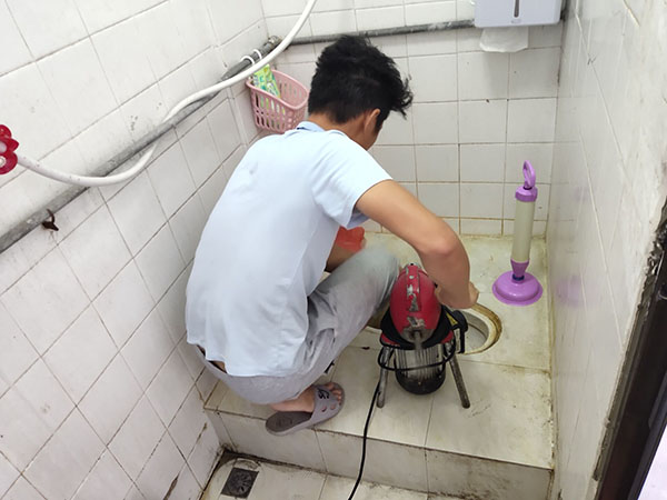 雁江肥皂掉到马桶里把马桶堵住了怎么办？马桶堵住了怎么办